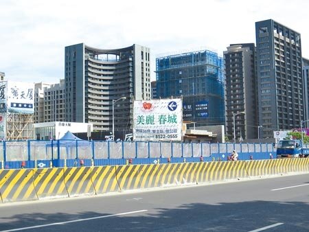 新莊副都心重畫區內的房價,最高曾喊出1坪70萬元的價格,全區建照核發量也多達66件。(謝幸恩攝)