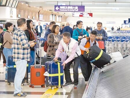 
賴總統上任將滿一年，我國觀光困境未解。圖為桃機旅客提領行李。（本報資料照片）
