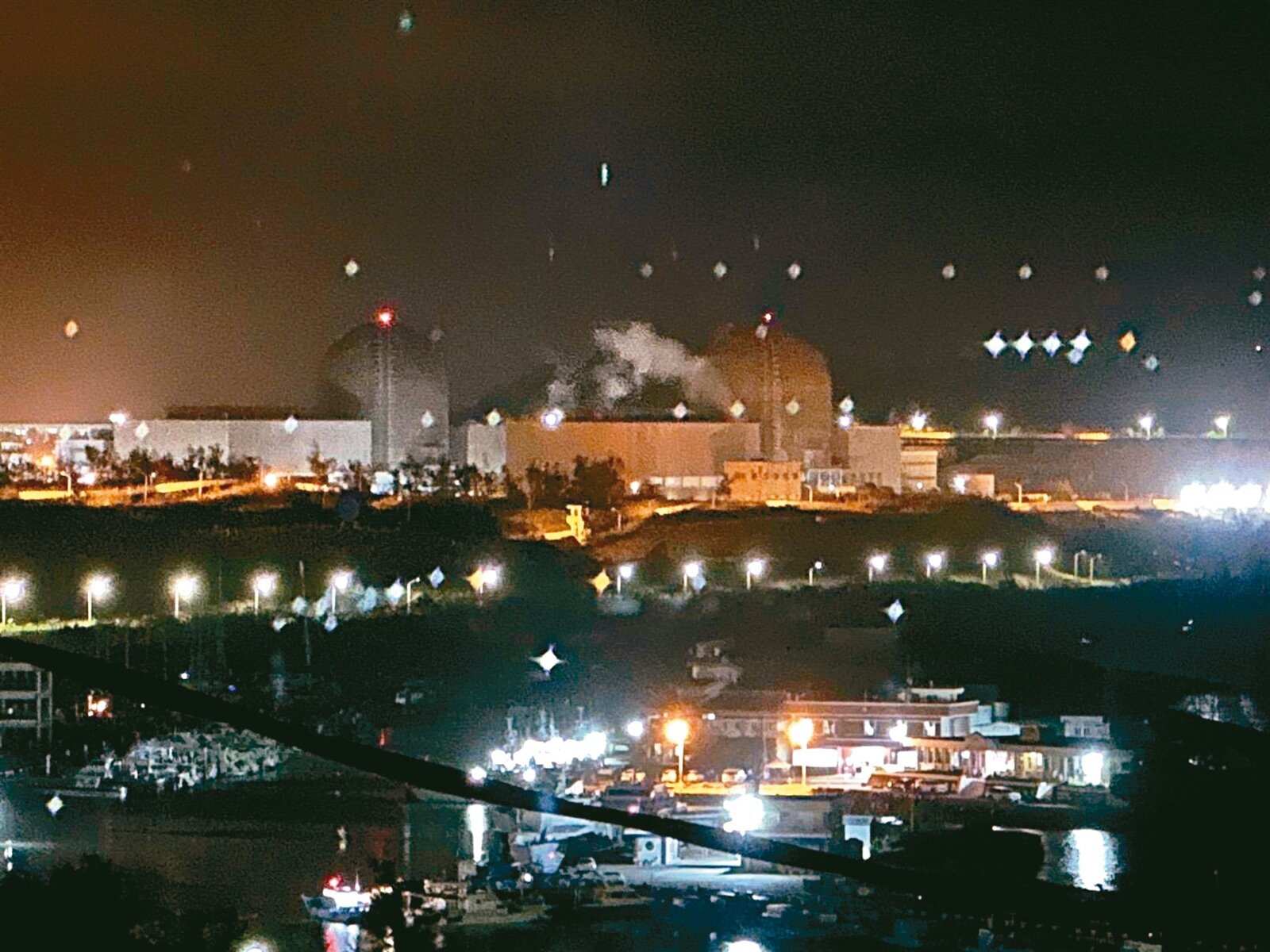 核三廠二號機昨晚七時許開始冒出陣陣白煙,像是向周邊居民道別。記者潘奕言/攝影