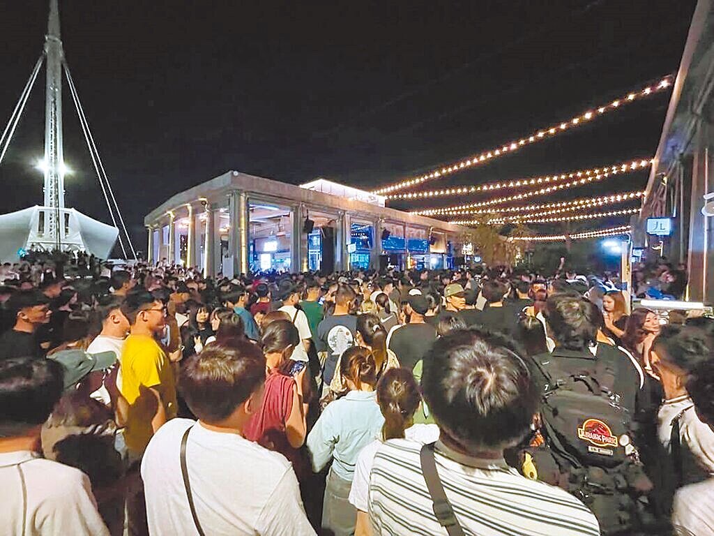 駁二特區「浪際餐酒館」16日晚間邀來饒舌團體頑童MJ116演出,人潮超乎預期,散場時大批人塞在大港橋,不少人憂心若發生踩踏或是推擠造成墜海事件,後果不堪設想。圖/讀者提供