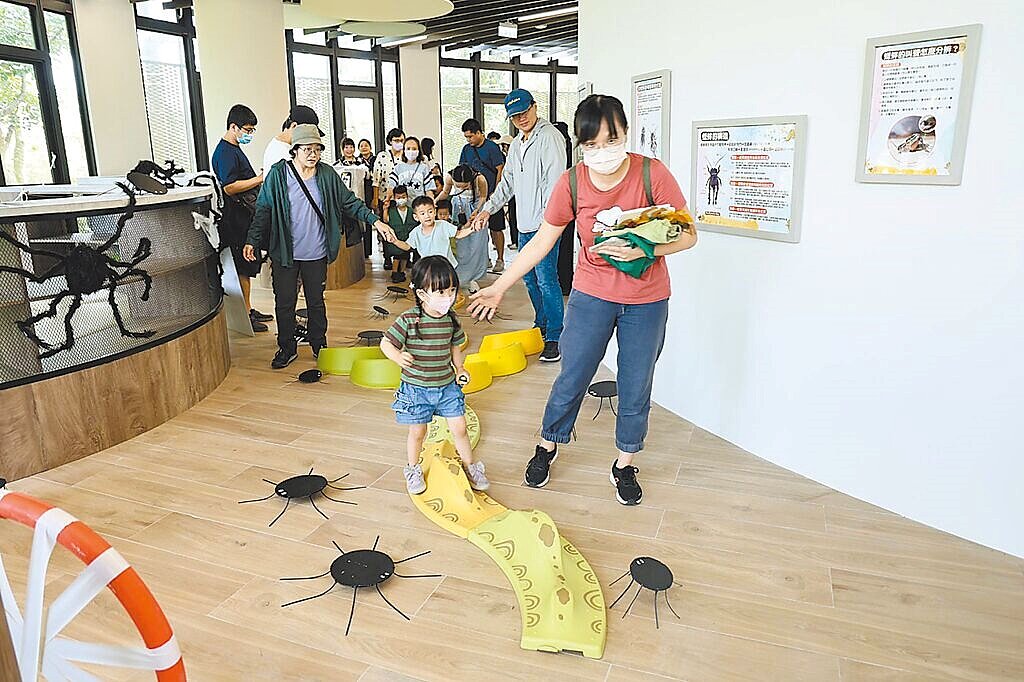 台南新化虎頭埤風景區內的蟋蟀主題生態館整修轉型為親子環教生態館後，17日重新開館時，吸引大批親子參與體驗。圖／台南市府觀旅局提供