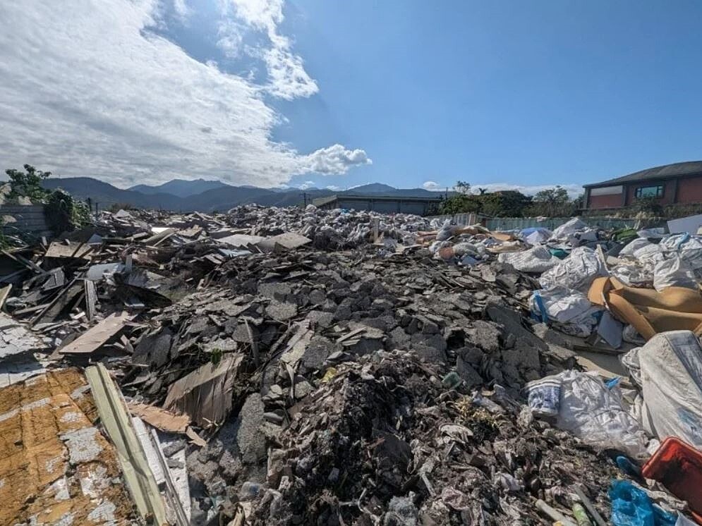 行政院端出營建混合廢棄物解方,地方直言這套解方只是急就章,關鍵的幾個環節沒有妥善規畫,執行起來還是困難重重。圖為濫倒示意。圖/宜蘭縣環保局提供