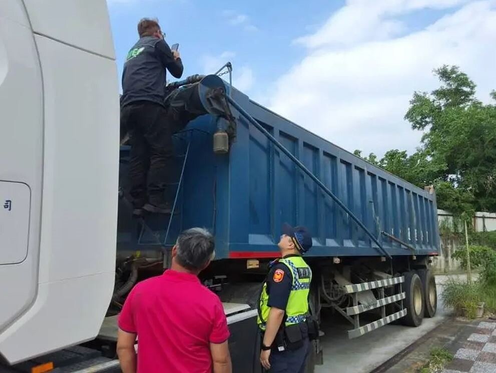 桃園市環保局會同龜山警分局交通分隊在萬壽路富國地磅站攔查可疑砂石車,發現車上載運大量不明土方,由於駕駛無法提供相關合法文件,環保局稽查員鐵腕對車輛所屬交通公司開單告發並扣留車輛,將持續追查不明土方來源與去處。記者陳恩惠/翻攝