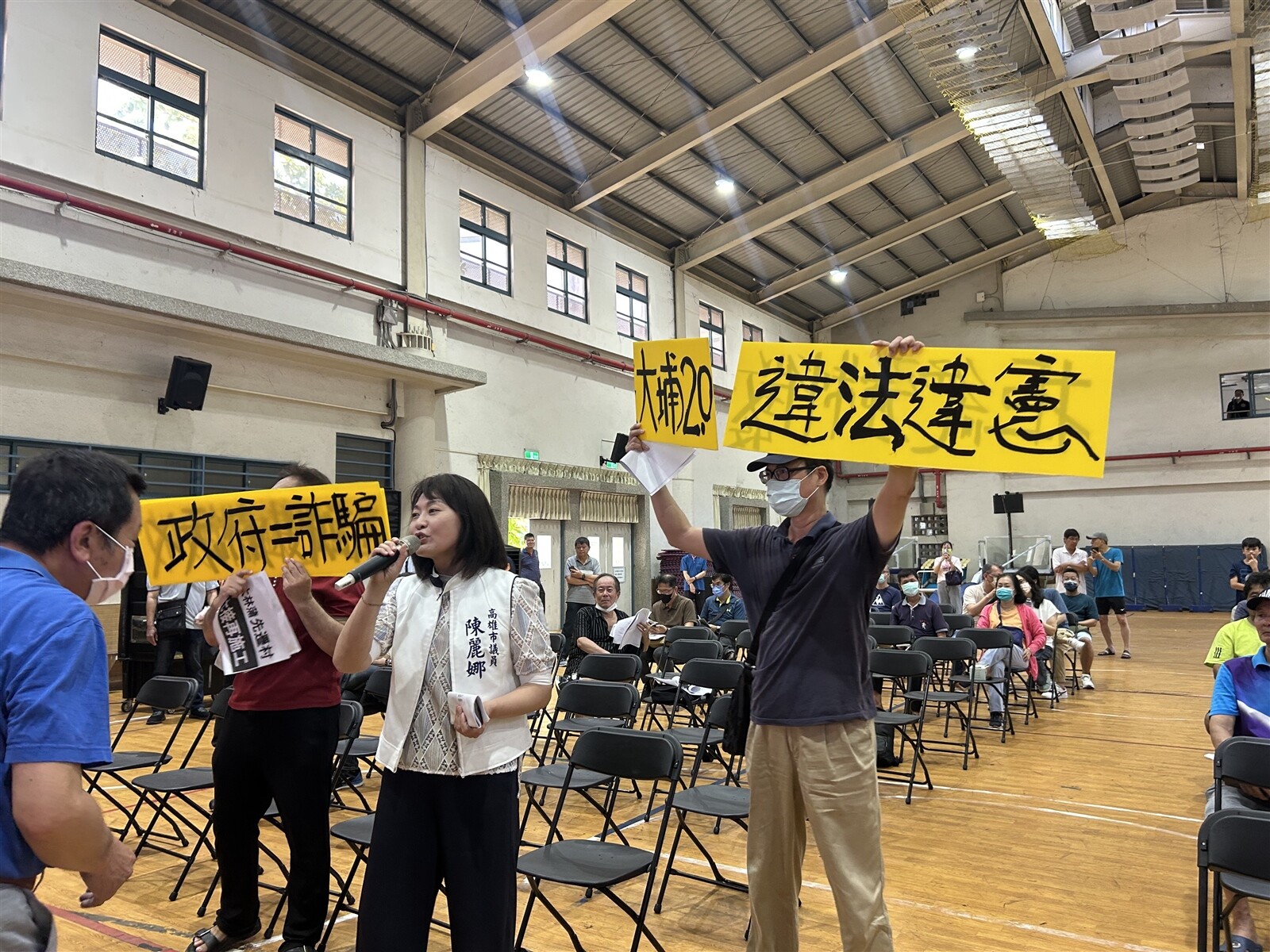 高市議員陳麗娜質疑，七接工程影響大，居民出席人數少，代表性令人質疑，且市府相關局處未出席，不該置身事外。記者徐白櫻／攝影 