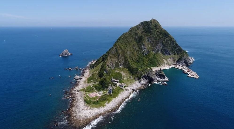 基隆嶼下午有兩名遊客，爬到高點燈塔附近時，因為雷擊受傷，兩人都仍能步行下山，再搭船載回碧砂漁港送醫。圖／基市府提供
