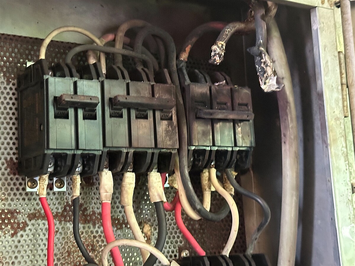 林姓水電工前往基隆市獅球嶺一處宗教據點修繕電氣設備時,疑操作不慎造成短路,變電箱爆炸時,林男多處灼傷。圖/聯合報記者邱瑞杰翻攝