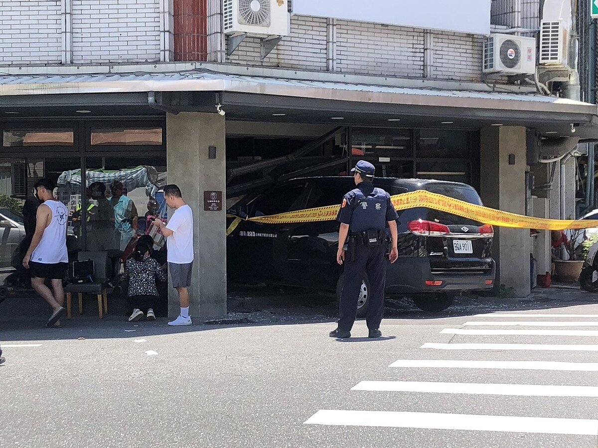 花蓮市富強路上午10時許發生車禍事故,一輛黑色廂型車不明原因失控,撞進一間知名早午餐店裡,許多正在吃早餐的民眾被波及,有10餘人受傷。圖/民眾提供