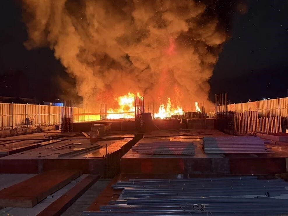 台中市北屯區14期的建築工地在凌晨傳出火警。記者陳宏睿/翻攝