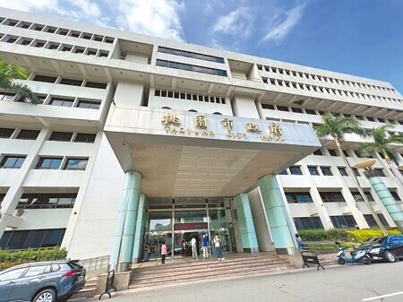 不分黨派桃園市議員為公務員請命,直指人口攀升但基層公務員增加有限,人力吃緊,平均加班時數高於全國、離職率也高。(蔡依珍攝)