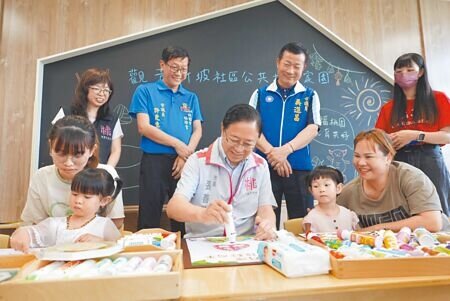 桃園市長張善政(中)18日出席觀音新坡社區公共托育家園開幕典禮,他表示,未來市府將持續擴充托育資源,讓民眾擁有更貼心、親切的托育服務。(姜霏攝)