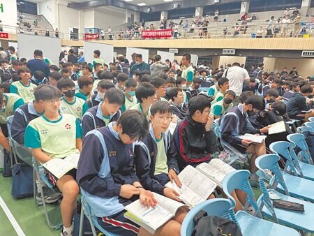 補教業者預估今年台南一中錄取門檻可能是28.8分,台南女中則維持和去年一樣的27.6分。圖為考生準備考試的情形。(曹婷婷攝)