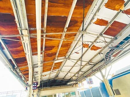 旅客憂台鐵嘉義站月台天花板破舊斑駁,有安全疑慮也不好看。(廖素慧攝)