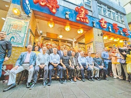 輝達執行長黃仁勳19日將在台北國際電腦展宣布多項新產品,包括AI系統與軟體。圖為黃仁勳宴請台灣供應鏈夥伴。(本報資料照片)