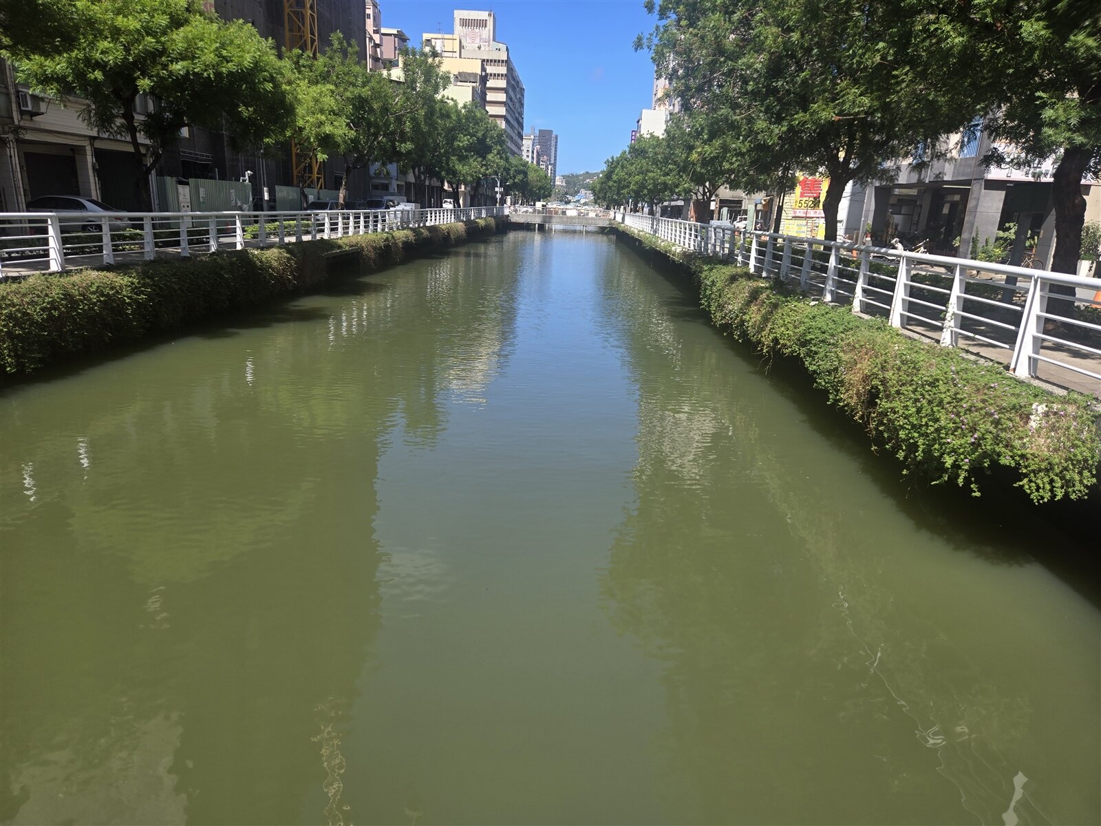幸福川今天上午水色仍混濁，水利局指出，因初雨挾帶污泥所造成的暫時性混濁情況，仍需數日時間才能恢復穩定。記者王勇超／攝影 