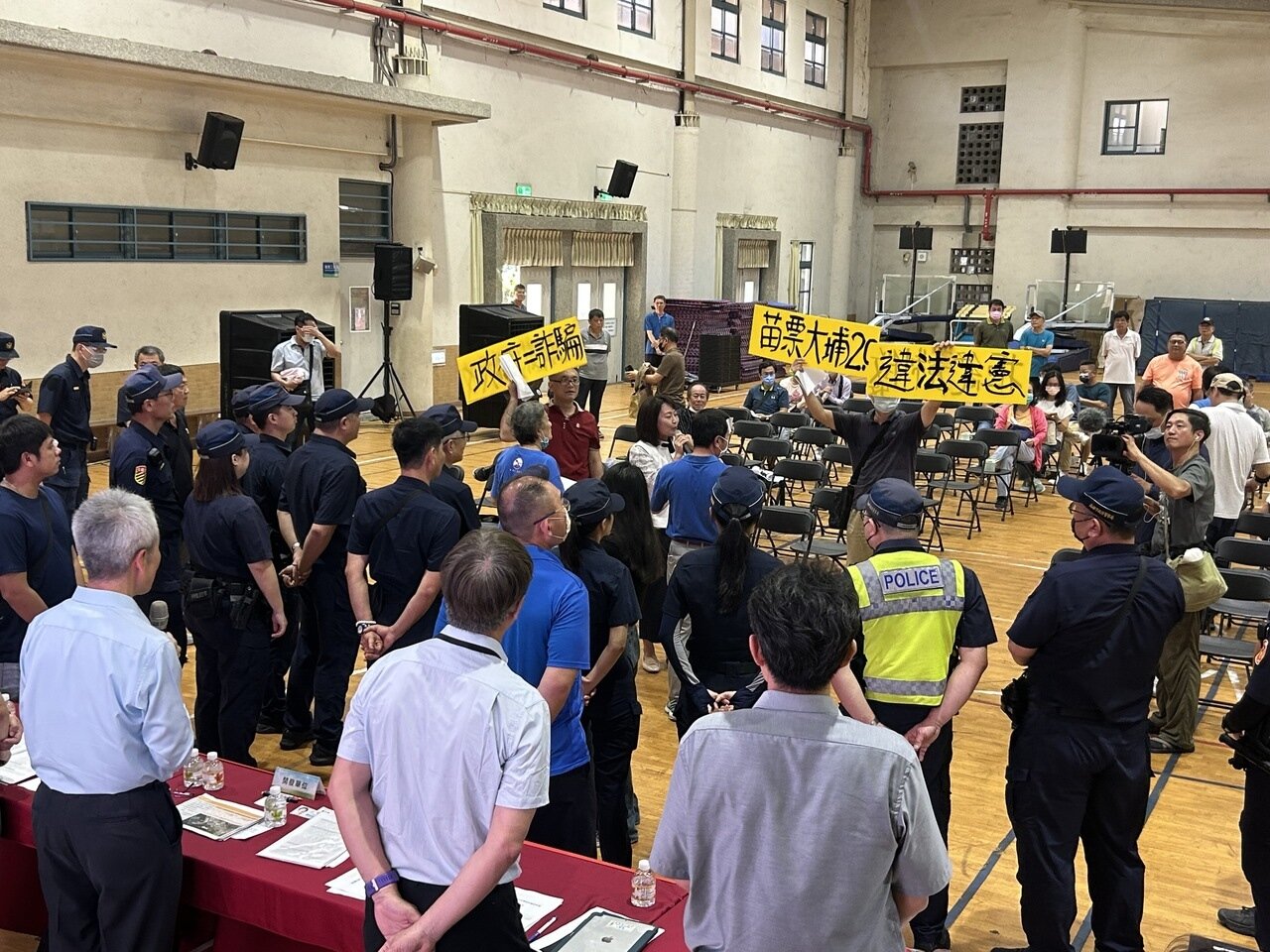 中油洲際液化天然氣接收站(七接)昨辦施工前說明會,環團及多名居民強烈反對,氣氛一度火爆,警方圍成人牆保護中油人員安全。記者徐白櫻/攝影 徐白櫻