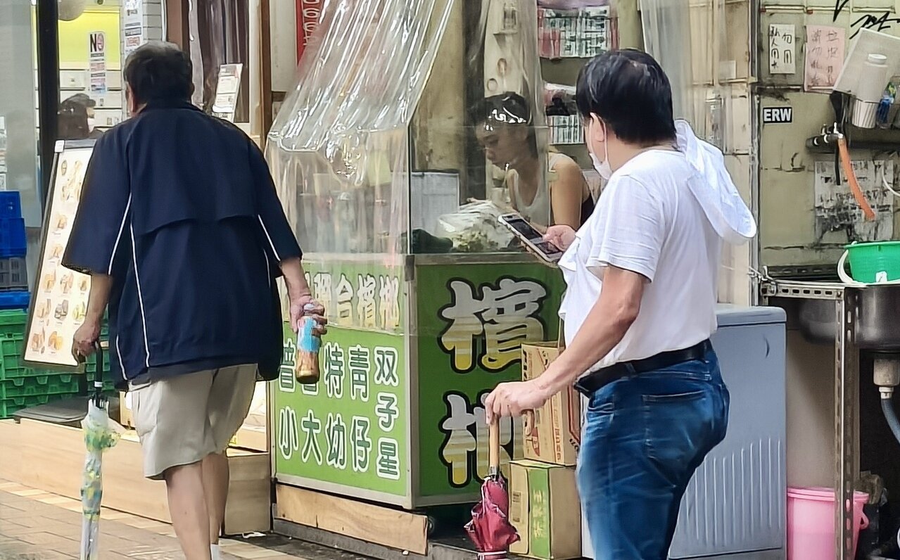 「檳榔防制法」草案去年正式預告頒布,除要求檳榔攤登錄,也畫出限制嚼食檳榔場域,如遊覽車等。記者林俊良/攝影