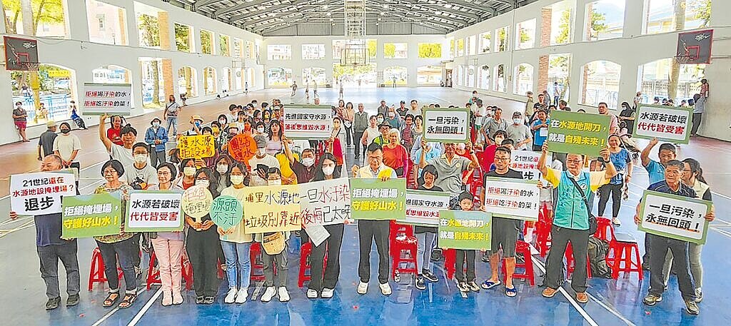 「埔里鎮反事業廢棄物掩埋場自救會」18日於埔里綜合球場成立,南投縣議員蘇昱誠擔任會長、副會長則為在地麒麟里長黃戊寅,自救會強調,堅決反對在埔里鎮設置事業廢棄物掩埋場。圖/埔里鎮反事業廢棄物掩埋場自救會提供