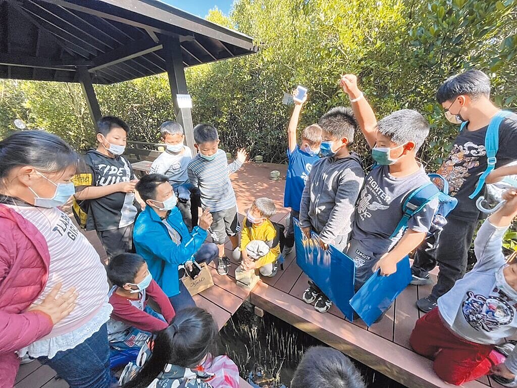 北門區雙春國小發展海洋教育蔚為特色，可惜難敵偏鄉招生困境將停辦，學生併入蚵寮國小上課。圖／教育局提供
