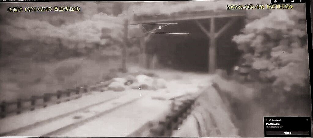 暴雨導致台鐵崇德至和仁雙向中斷,台鐵監視器拍下土石淹過鐵軌畫面。圖/民眾提供