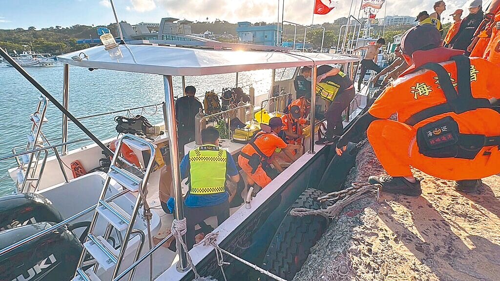 恆春後壁湖海域傳出漁船螺旋槳打傷3名潛水員,當中2人受傷嚴重。圖/海巡署提供