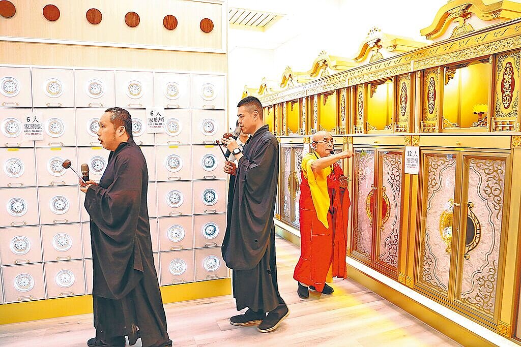 苗栗縣長鍾東錦呼籲12鄉鎮市公所修改納骨塔管理辦法,開放給全體縣民可以用同一價格購買使用,讓全縣資源共享。圖/苗栗市公所提供