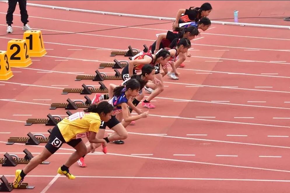 新竹縣體育場田徑場合成橡膠跑道今年5月6日再取得世界田徑總會(World Athletics)場地一級認證,圖為竹縣今年中小學聯合運動會於縣立體育場辦理。圖/新竹縣府提供