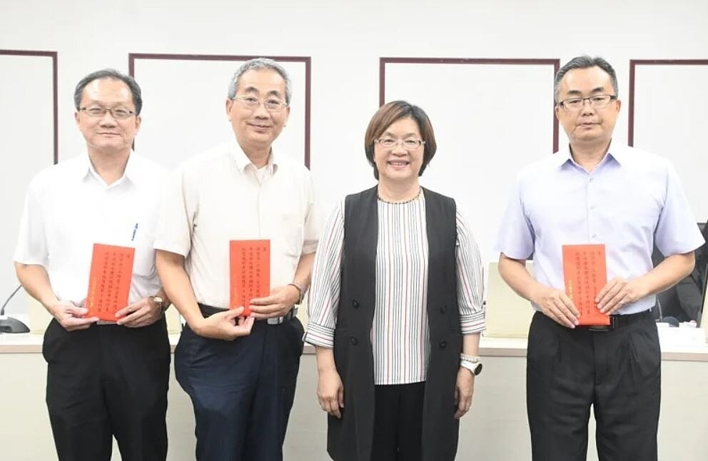 彰化縣府再度榮獲環境部「地面水體垃圾攔除考核計畫」特優佳績,彰化縣長王惠美(右二)也頒獎表揚環保局、水利資源處、工務處合力守護環境。圖/彰化縣府提供