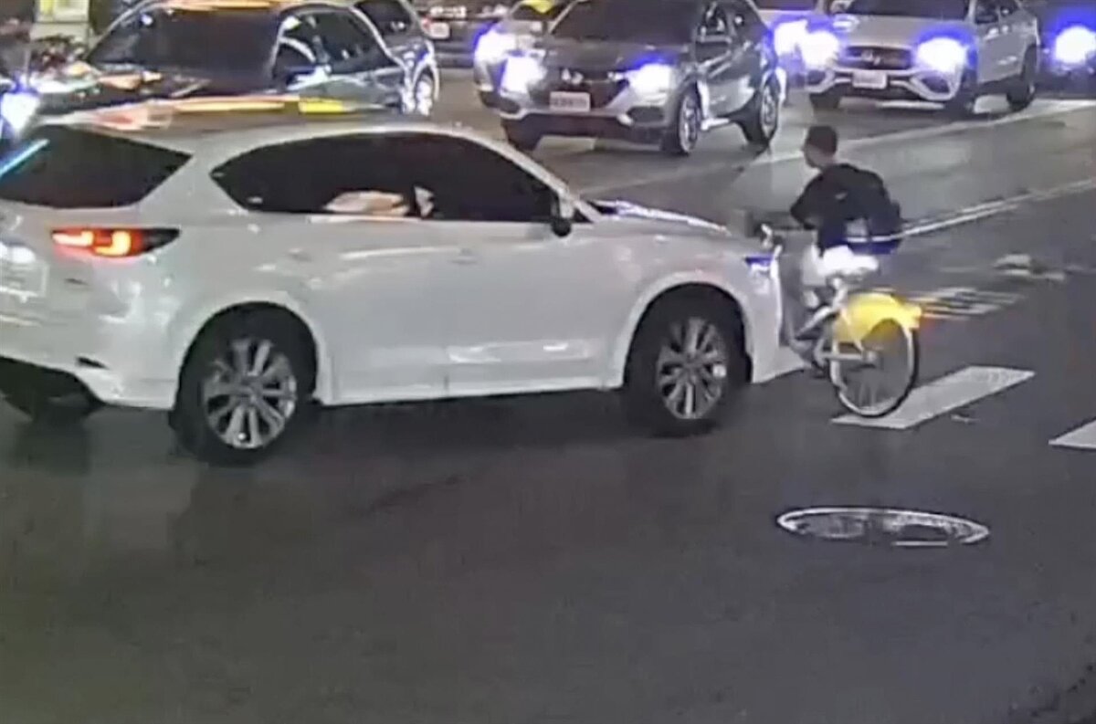 台中逢甲夜市在18日晚發生休旅車撞上騎單車少年事故,少年一度被壓在車底。記者陳宏睿/翻攝