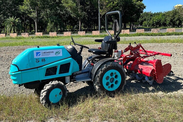 工研院與高雄區農業改良場合作，開發出首款全國產小型電動曳引機，近日已技轉國內農機具大廠谷林科技，有望加速國內電動農業機械自主生產。