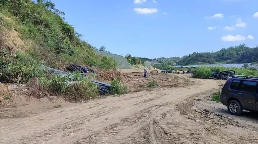 議員吳利成上周走訪大樹和山里光電場，質疑業者濫墾山坡地，不利水土保持。圖／議員吳利成提供
