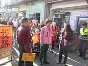 住家通路被圍路搭違建　居民怒抗議