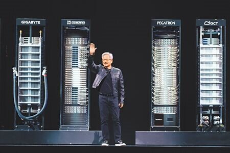 輝達(NVIDIA)執行長黃仁勳19日正式宣告公司已從GPU晶片商蛻變為全球AI基礎設施企業。圖∕鄧博仁