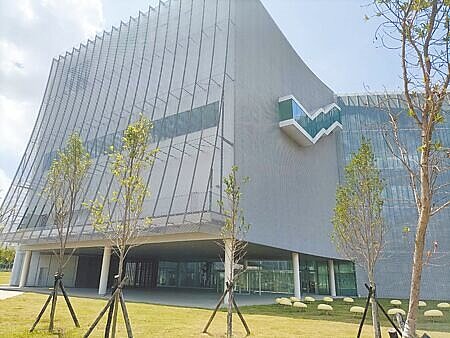 
台中綠美圖建築運用鋁製擴張網，可達到穿透又節能的效果。（陳淑娥攝）
