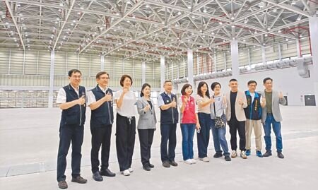 台中國際會展中心將於年底開幕,中市議會都建水委員會召集人陳淑華(右六)19日率議員考察。(陳淑娥攝)