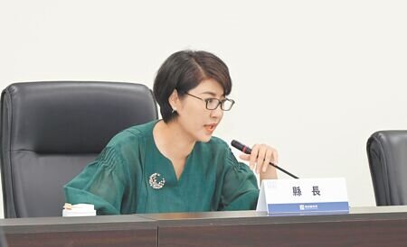 南投縣長許淑華19日主持務會議,會中討論歐洲考察環保設施。許淑華強調,南投縣垃圾處理再生能源中心將是全國最嚴謹的處理廠。(楊靜茹攝)