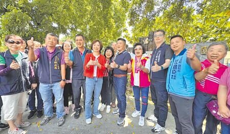 台中市大里與霧峰交界的美群橋獲內政部核定3.97億元經費改建拓寬,立委顏寬(右五)19日邀立法院財政委員會前往視察,立委何欣純(前排左四)與市議員林碧秀(右四)等人都到場關心。(潘虹恩攝)