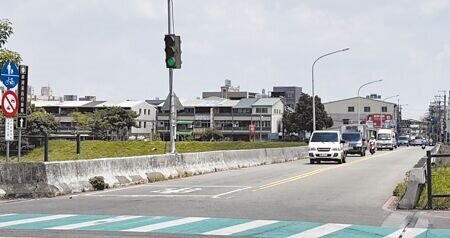 台中市大里與霧峰交界的美群橋,寬度不足又未規畫人行空間,民眾與車爭道險象環生,內政部核定3.97億元經費改建拓寬。(潘虹恩攝)