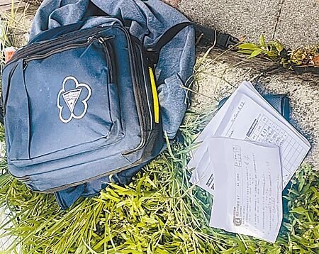 新北市三峽區國成街、國光街口、北大國小旁19日下午4時許發生嚴重車禍,釀成3人死亡。受傷學生的書包遺留現場。(張鎧乙攝)