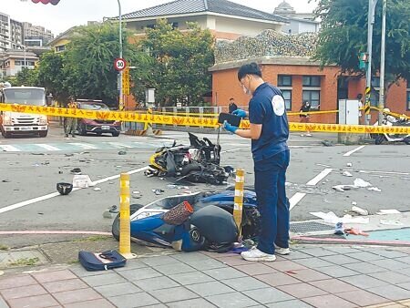 新北市三峽北大國小旁,19日發生重大車禍,鑑識人員在現場採證。(張鎧乙攝)