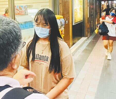 新北市三峽區國成街、國光街口、北大國小前19日下午4時許發生嚴重車禍,釀成3人死亡。12歲張姓女國中生(左)送至恩主公醫院後無大礙,受訪時仍滿臉驚恐。(李育攝)