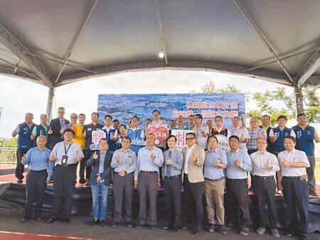 
桃園市航城路一段道路19日在市長張善政（後排右12）宣布下正式通車，航城路一段串聯大園交流道、機場捷運與客運園區，可提升附近交通效率，沿線設置智能路燈與人本設施，打造安全節能的新市政道路。（姜霏攝）
