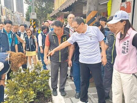 
新北市政府投入8200萬餘元推動中央路一、二段人行道整體改善計畫，市長侯友宜（前排右二）19日視察完工現況。（柯毓庭攝）
