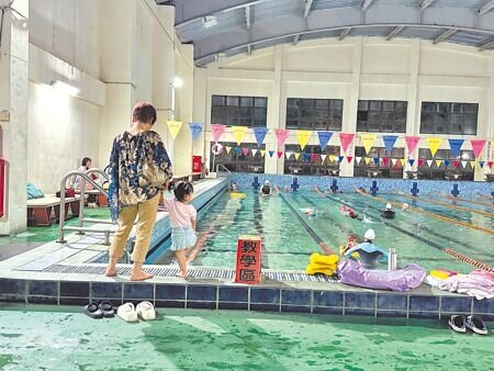 
桃園市立游泳池設備老舊、漏水嚴重，至今仍採手動計秒，市長張善政也認為是石器時代作法，允諾改進。（蔡依珍攝）
