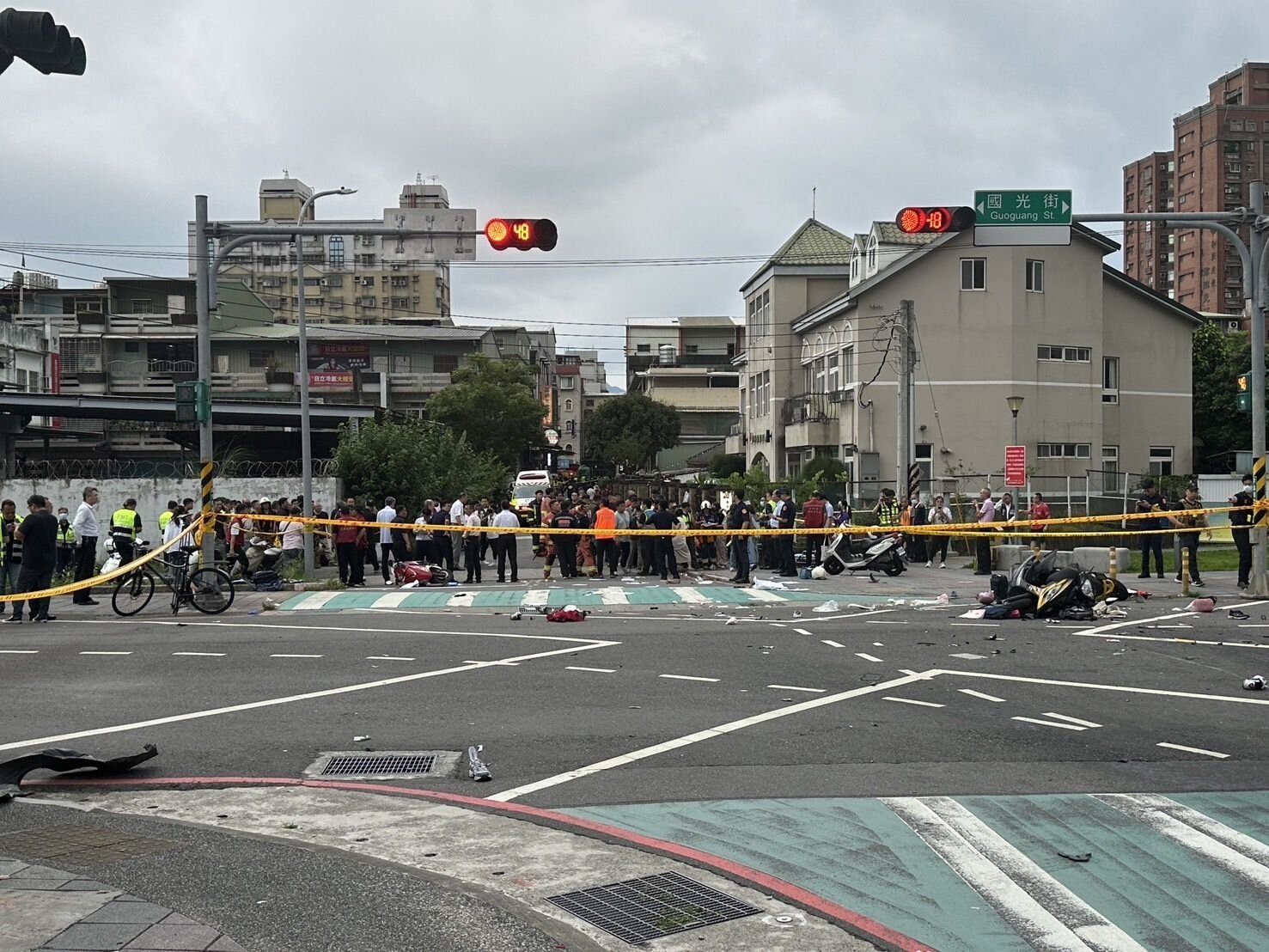 事發當時路口是行人全時相綠燈,可以直行,也可以斜向穿越路口,人流穿過馬路時,肇事轎車幾乎沒減速,高速往前衝,多輛機車先被撞,轎車又撞倒7、8名行人,直到撞上分隔島才停下。記者蘇健忠/攝影