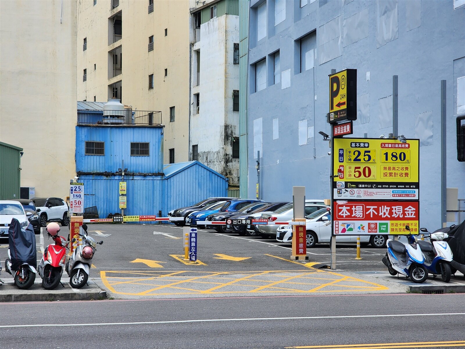 嘉義市私有停車場收費被市民批評愈來愈貴。圖為嘉義市中山路一處民營停車場假日半小時停車費50元。記者李宗祐/攝影