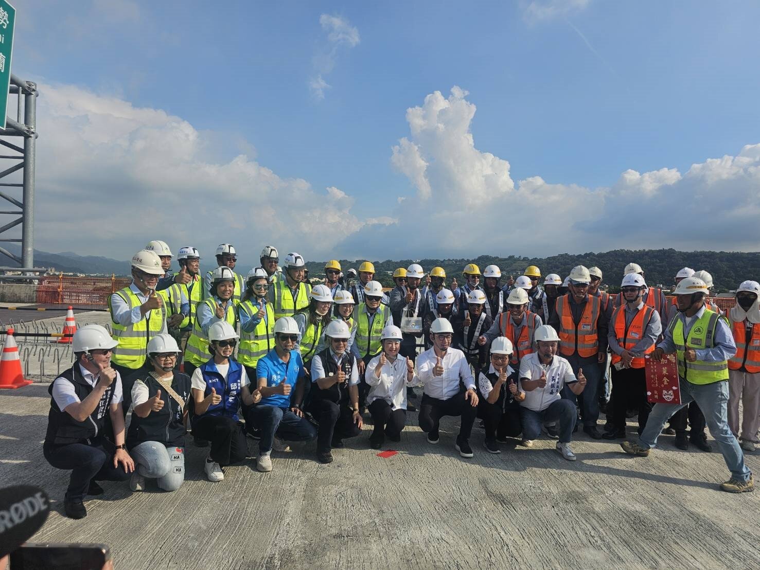 台中東勢─豐原生活圈快速道路工程持續中,第3標與第4標工程今年4月底順利完成合攏,預計明年率先完成東勢至石岡路段通車,市長盧秀燕今天出席第3標與第4標鯉魚脊背橋接合祈福典禮。記者游振昇/攝影