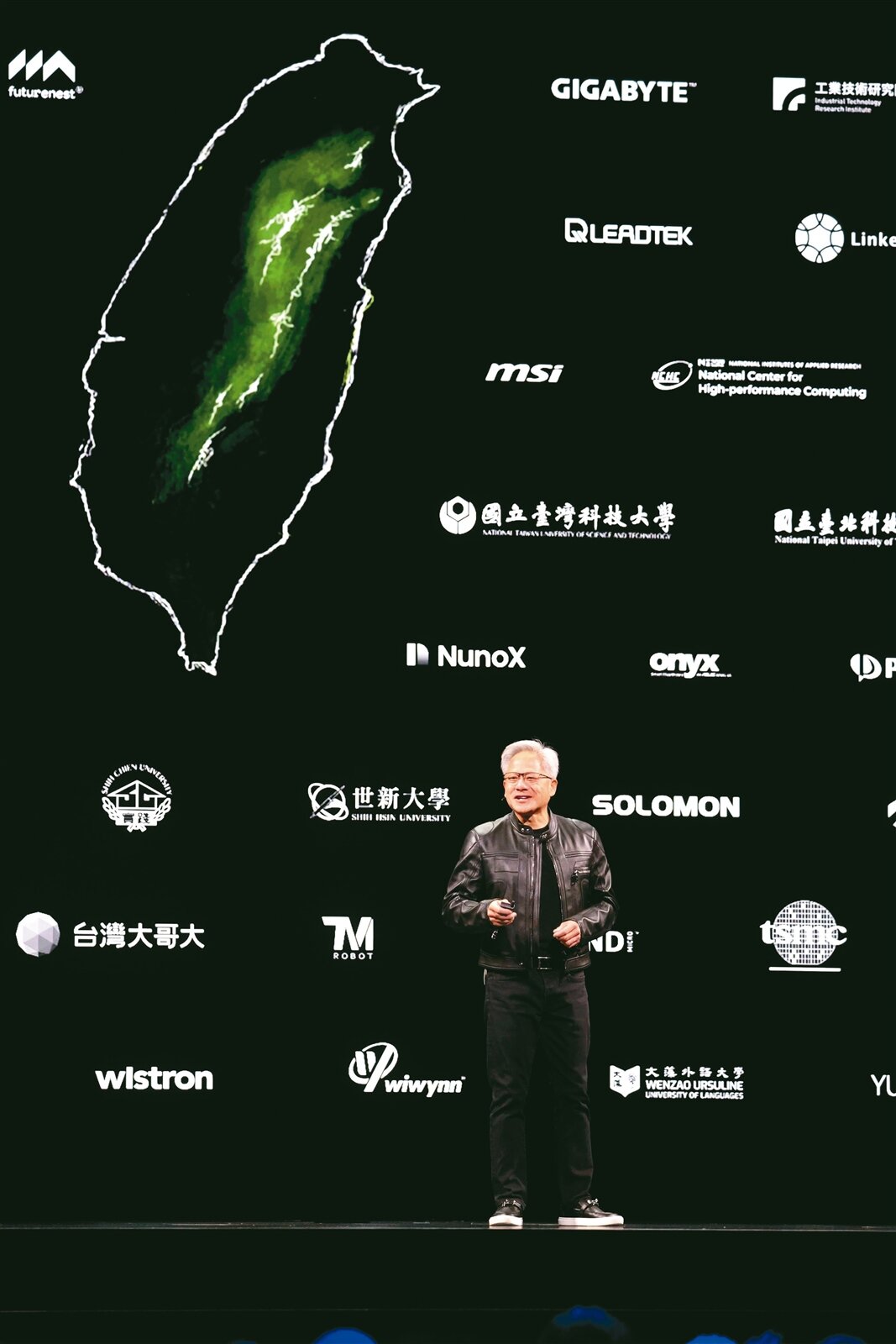 輝達執行長黃仁勳昨天再度秀出招牌供應鏈背板,台灣兩大重量級記憶體廠威剛、群聯首度入列。記者林俊良/攝影