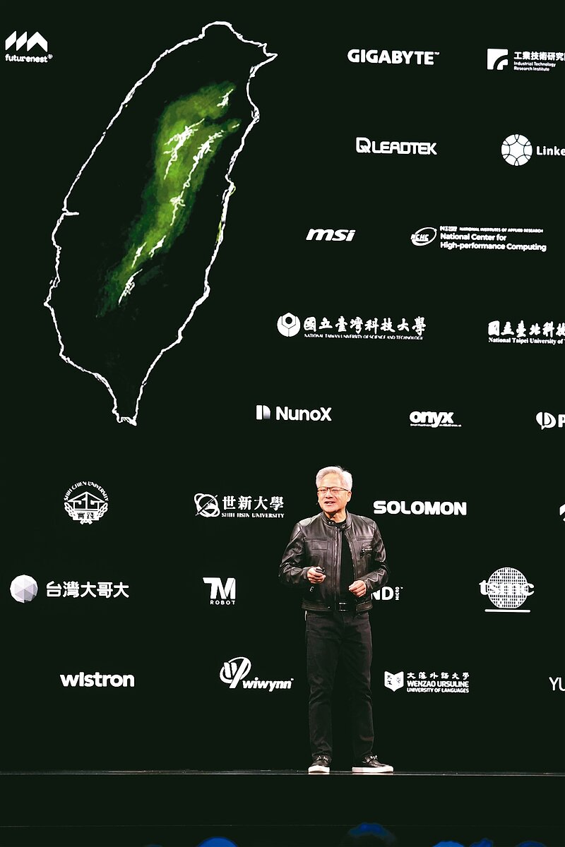 輝達執行長黃仁勳昨天再度秀出招牌供應鏈背板,台灣兩大重量級記憶體廠威剛、群聯首度入列。記者林俊良/攝影
