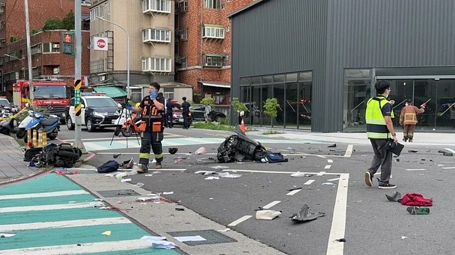 新北市三峽區發生重大車禍,78歲余姓男子駕駛一輛自小客車,行經國光街與國成街口時,突然失控暴衝,造成3人死亡、12人輕重傷。圖/讀者提供