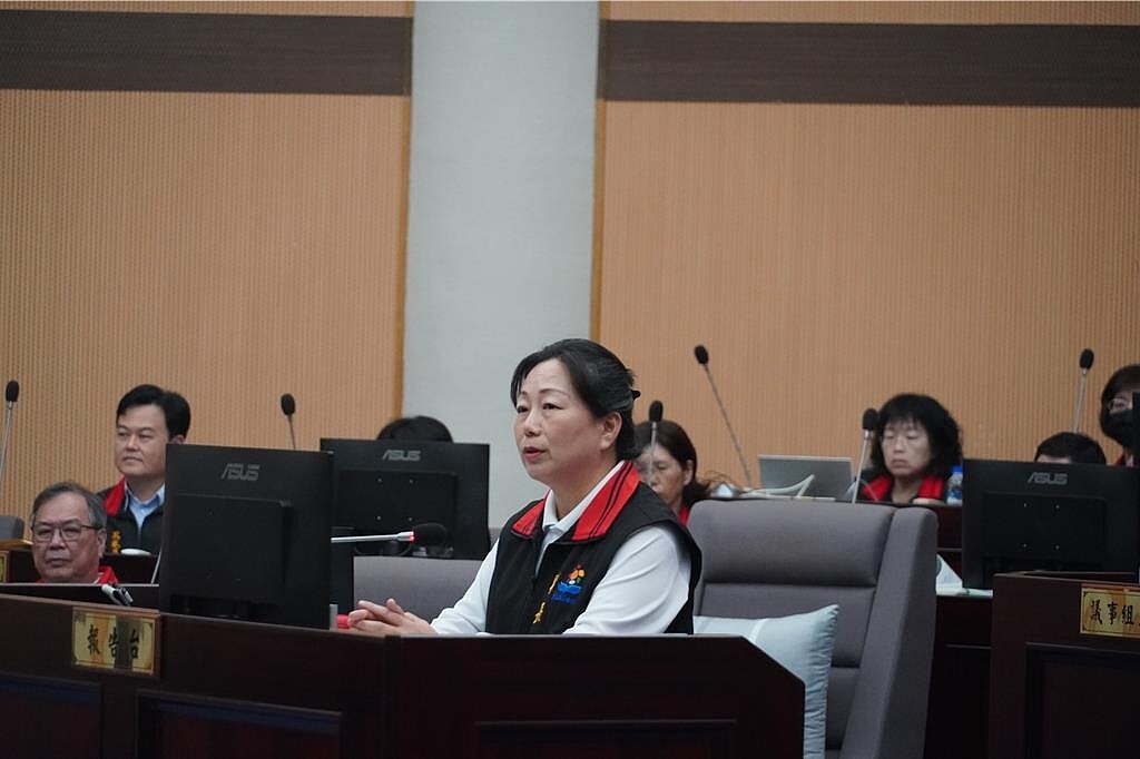花蓮縣長徐榛蔚在縣議會定期大會縣長施政總報告時,痛批中央長年漠視花蓮交通、遺棄花蓮。(羅亦晽攝)